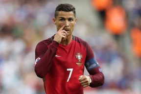 FIFA世界杯2026-穆古鲁扎强势挺进下一轮，赛事规则更新引爆全网争议！